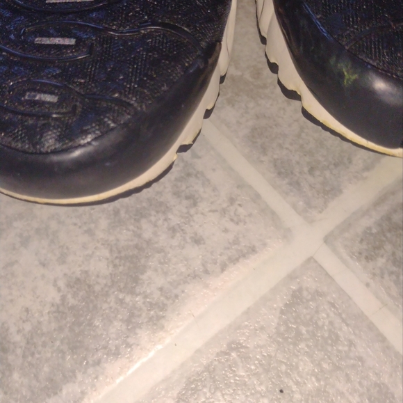 Nike(2018) Black and Red Women's Sneakers - Picture 9 of 14